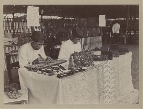 Photographie: Hersteller v. Batikstempeln in der Batikfabrik Tanaabang Batawi, ca. 1910-1930 - Antiquariat Steutzger
