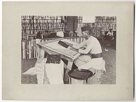 Photographie: Batiker beim Stoffdruck/Tanaabang Batawi, ca. 1910-1930 - Antiquariat Steutzger