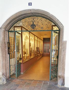 Schaufensterpassage: Wasserburg am Inn, Marienplatz 19 (Unter den Arkaden) - Antiquariat & Antiquitäten Joseph Steutzger