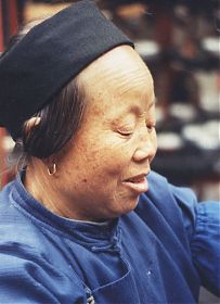 Mischke/An der Heiden: China/Buyi-Frau - Photo, 1980er Jahre - Antiquariat Steutzger