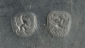 Zinnplatte : Meister Rupprecht Lipp, Besitzermonogramm (I.G.) mit Datierung : 1733.  - Antiquitäten Steutzger / Wasserburg am Inn 